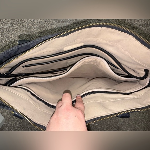 SwissGear Black and Gold Laptop Bag with Versatile Design - Picture 6 of 9